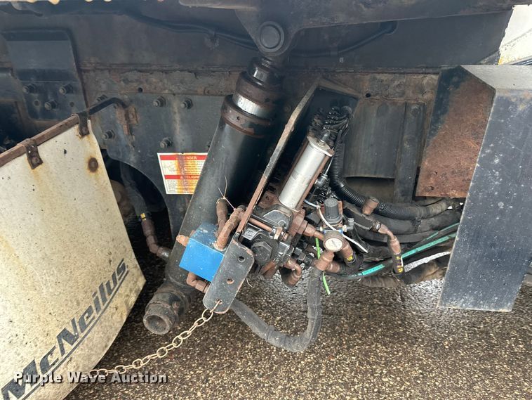 image for item EL0067 2008 Peterbilt PB320 refuse truck