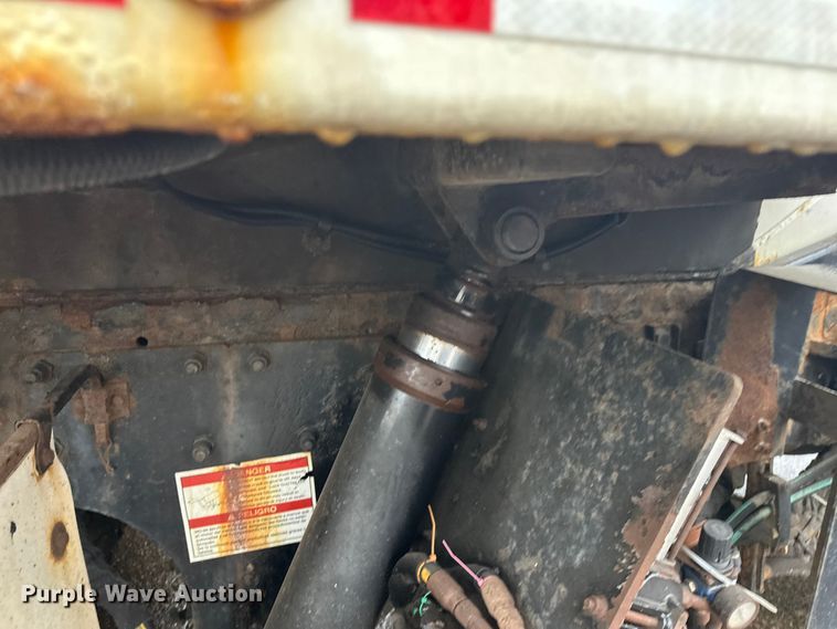 image for item EL0067 2008 Peterbilt PB320 refuse truck