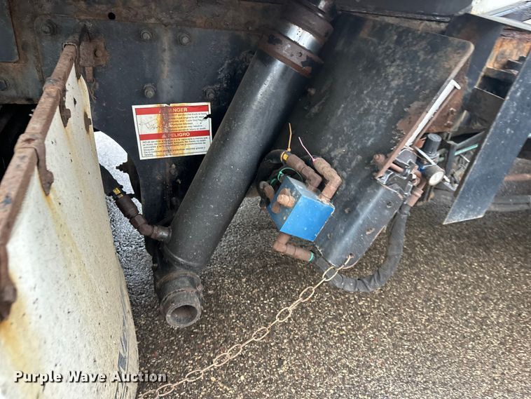 image for item EL0067 2008 Peterbilt PB320 refuse truck