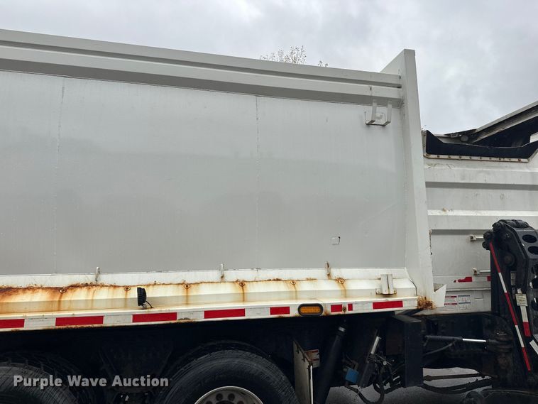 image for item EL0067 2008 Peterbilt PB320 refuse truck