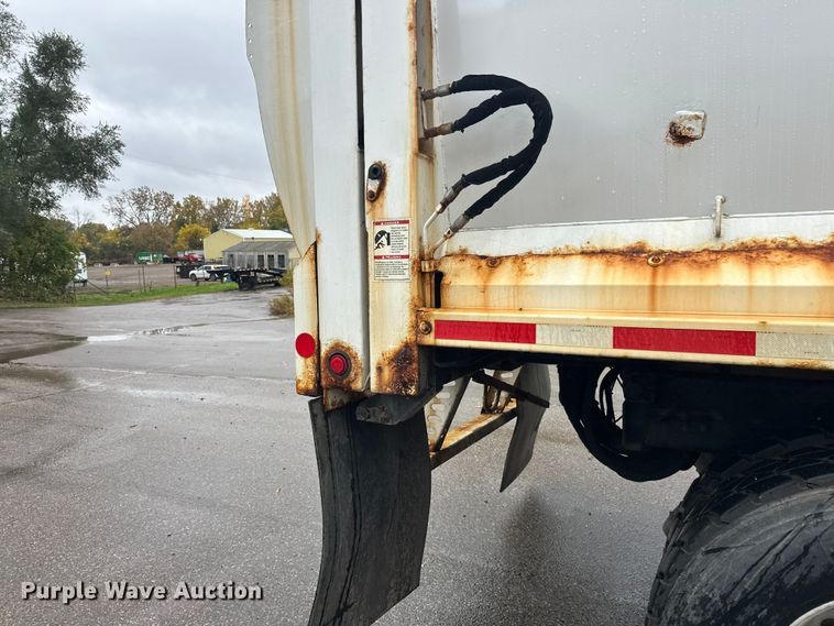 image for item EL0067 2008 Peterbilt PB320 refuse truck