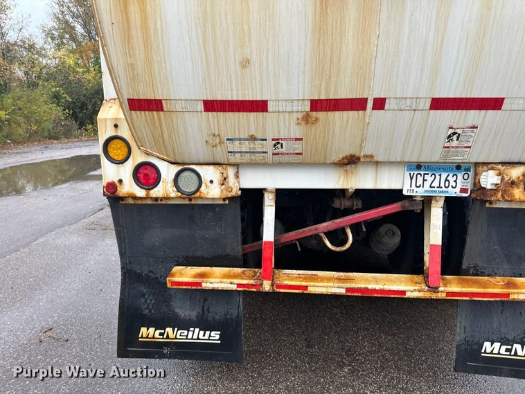 image for item EL0067 2008 Peterbilt PB320 refuse truck