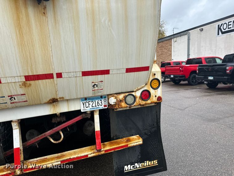 image for item EL0067 2008 Peterbilt PB320 refuse truck