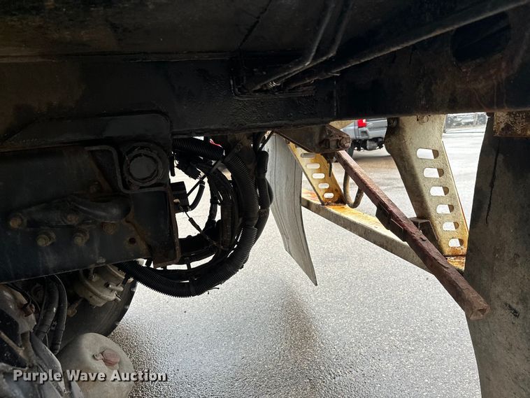 image for item EL0067 2008 Peterbilt PB320 refuse truck