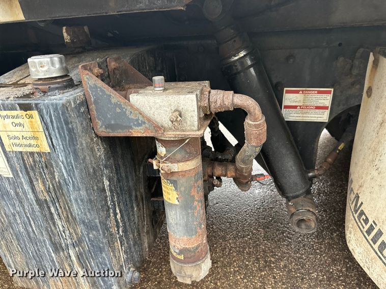 image for item EL0067 2008 Peterbilt PB320 refuse truck