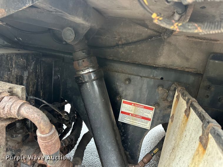 image for item EL0067 2008 Peterbilt PB320 refuse truck