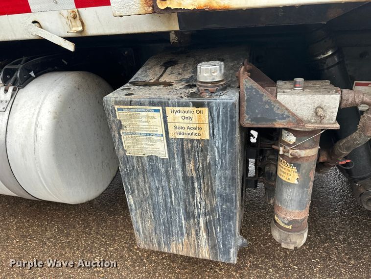 image for item EL0067 2008 Peterbilt PB320 refuse truck