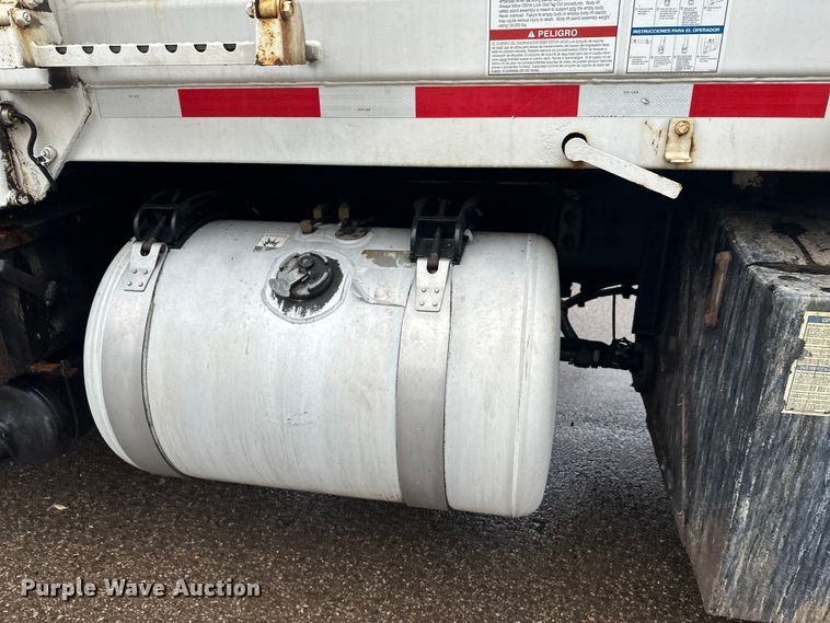 image for item EL0067 2008 Peterbilt PB320 refuse truck