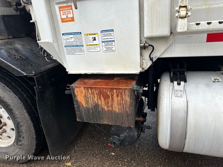 image for item EL0067 2008 Peterbilt PB320 refuse truck