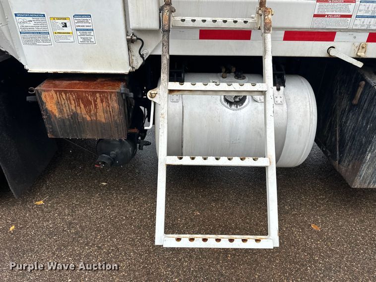 image for item EL0067 2008 Peterbilt PB320 refuse truck