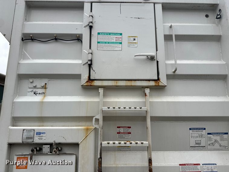 image for item EL0067 2008 Peterbilt PB320 refuse truck