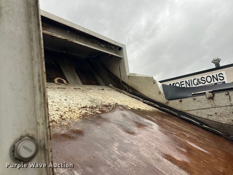 image for item EL0067 2008 Peterbilt PB320 refuse truck