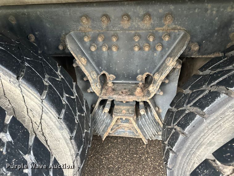 image for item EL0067 2008 Peterbilt PB320 refuse truck