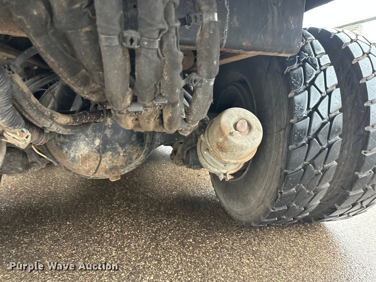 image for item EL0067 2008 Peterbilt PB320 refuse truck