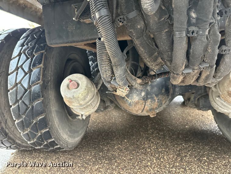 image for item EL0067 2008 Peterbilt PB320 refuse truck