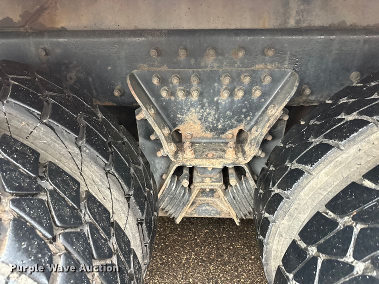 image for item EL0067 2008 Peterbilt PB320 refuse truck