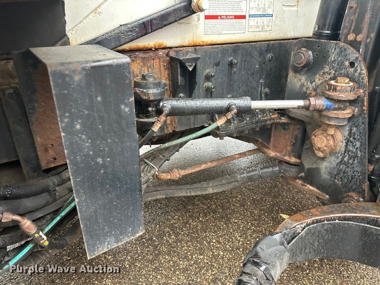 image for item EL0067 2008 Peterbilt PB320 refuse truck