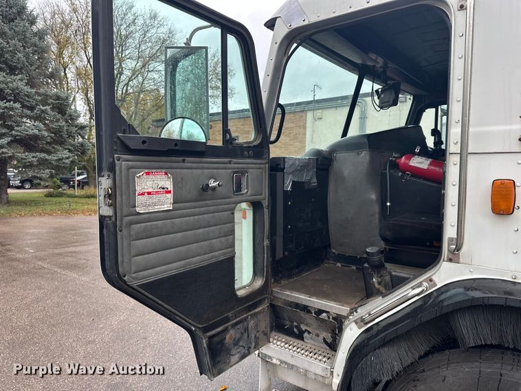 image for item EL0067 2008 Peterbilt PB320 refuse truck