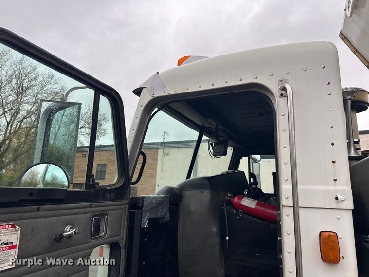 image for item EL0067 2008 Peterbilt PB320 refuse truck