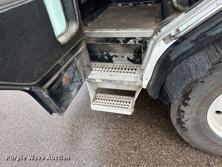 image for item EL0067 2008 Peterbilt PB320 refuse truck