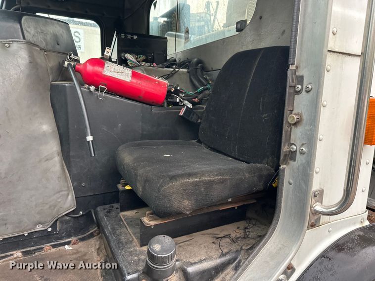 image for item EL0067 2008 Peterbilt PB320 refuse truck