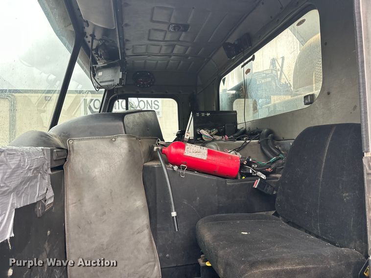 image for item EL0067 2008 Peterbilt PB320 refuse truck