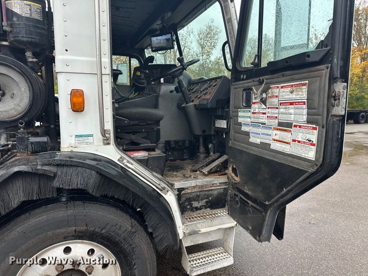 image for item EL0067 2008 Peterbilt PB320 refuse truck