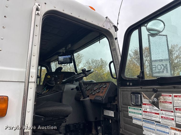 image for item EL0067 2008 Peterbilt PB320 refuse truck