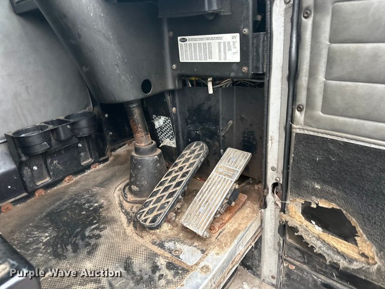 image for item EL0067 2008 Peterbilt PB320 refuse truck