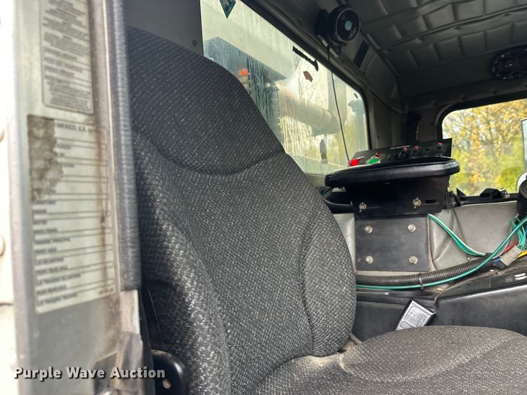 image for item EL0067 2008 Peterbilt PB320 refuse truck