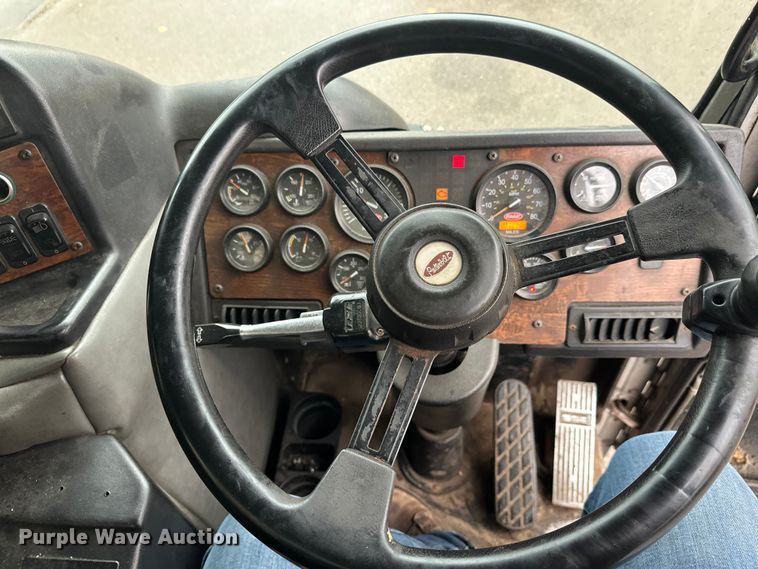 image for item EL0067 2008 Peterbilt PB320 refuse truck