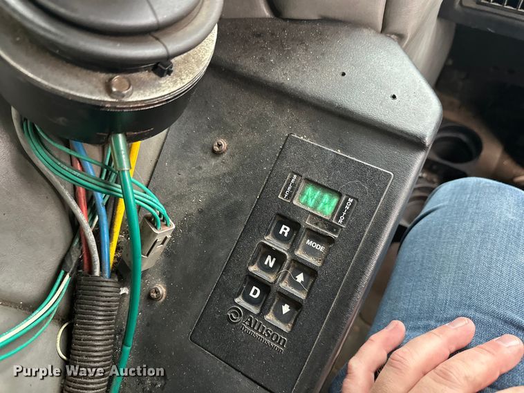 image for item EL0067 2008 Peterbilt PB320 refuse truck