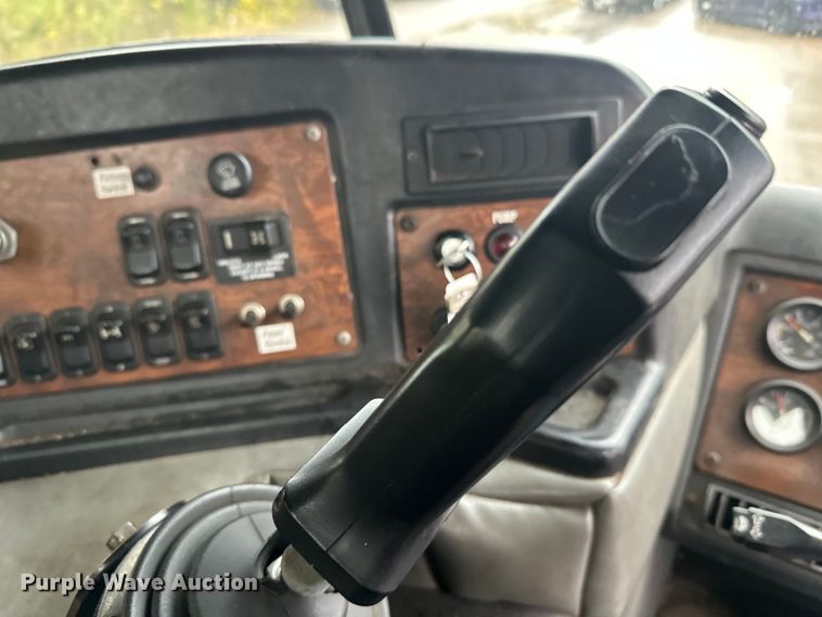 image for item EL0067 2008 Peterbilt PB320 refuse truck