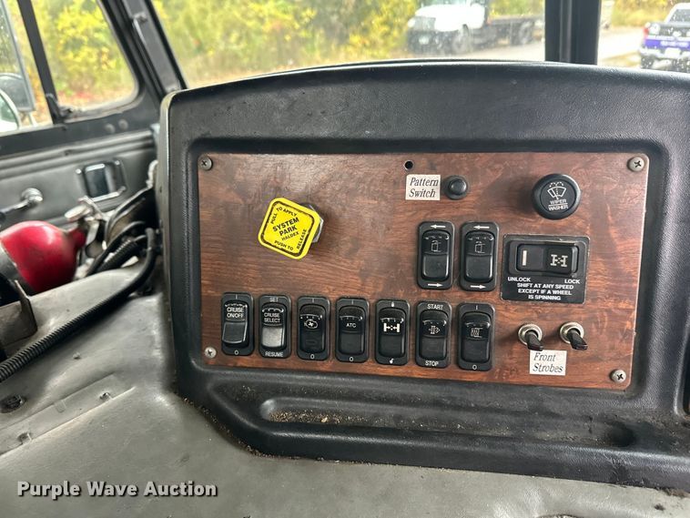 image for item EL0067 2008 Peterbilt PB320 refuse truck