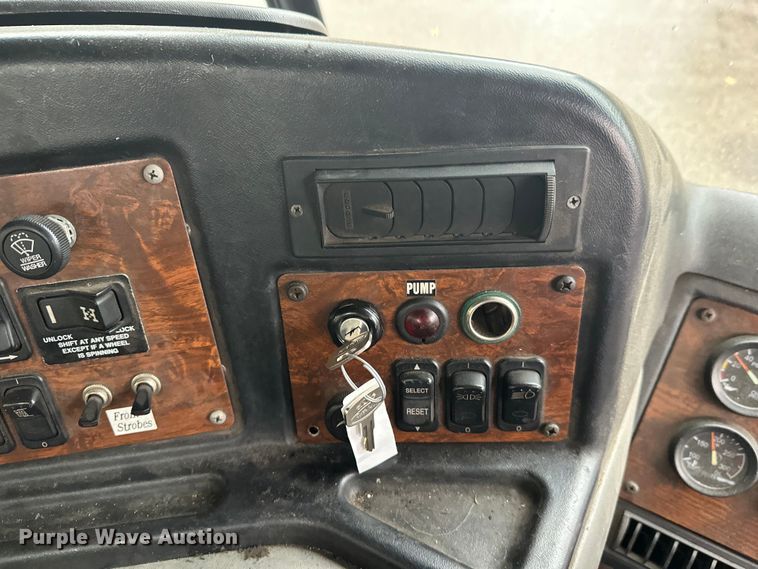 image for item EL0067 2008 Peterbilt PB320 refuse truck