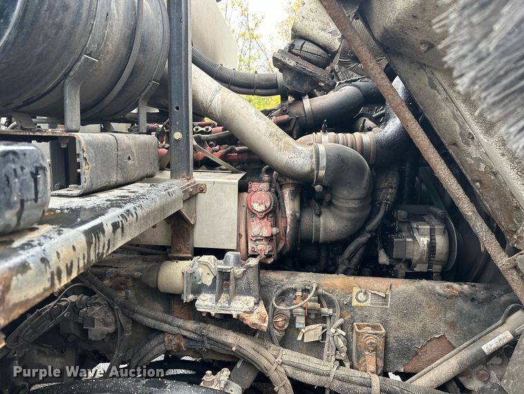 image for item EL0067 2008 Peterbilt PB320 refuse truck