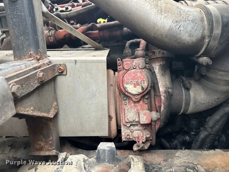 image for item EL0067 2008 Peterbilt PB320 refuse truck