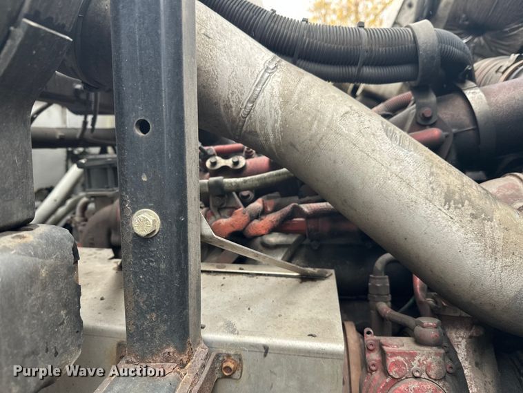 image for item EL0067 2008 Peterbilt PB320 refuse truck