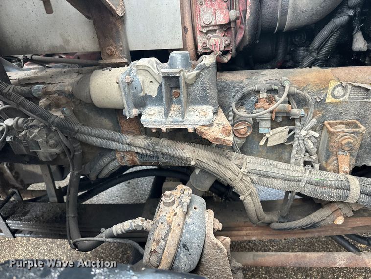 image for item EL0067 2008 Peterbilt PB320 refuse truck