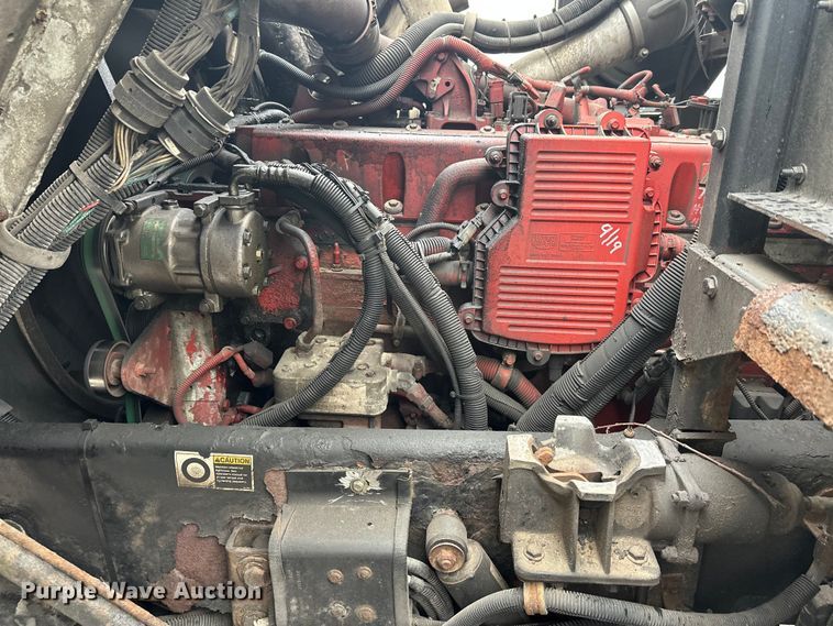 image for item EL0067 2008 Peterbilt PB320 refuse truck