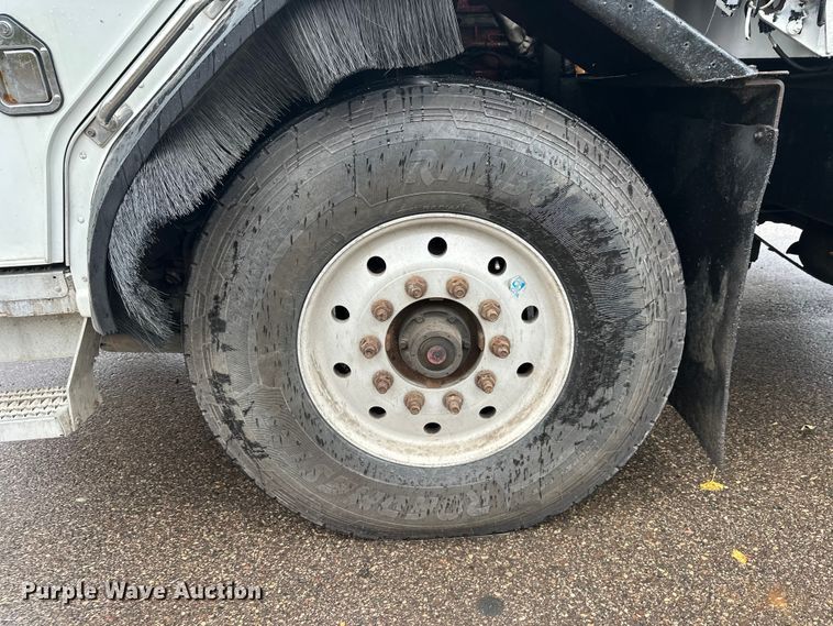 image for item EL0067 2008 Peterbilt PB320 refuse truck