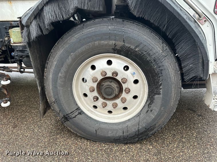 image for item EL0067 2008 Peterbilt PB320 refuse truck