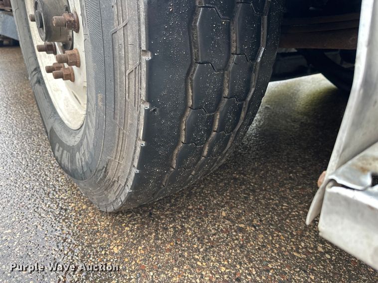 image for item EL0067 2008 Peterbilt PB320 refuse truck