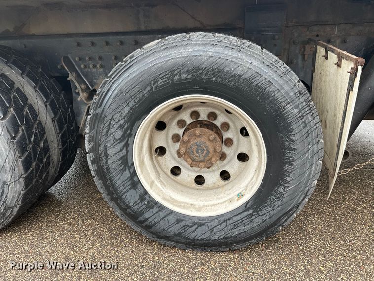 image for item EL0067 2008 Peterbilt PB320 refuse truck