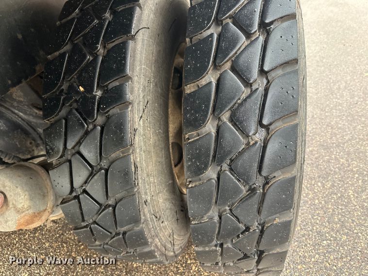 image for item EL0067 2008 Peterbilt PB320 refuse truck