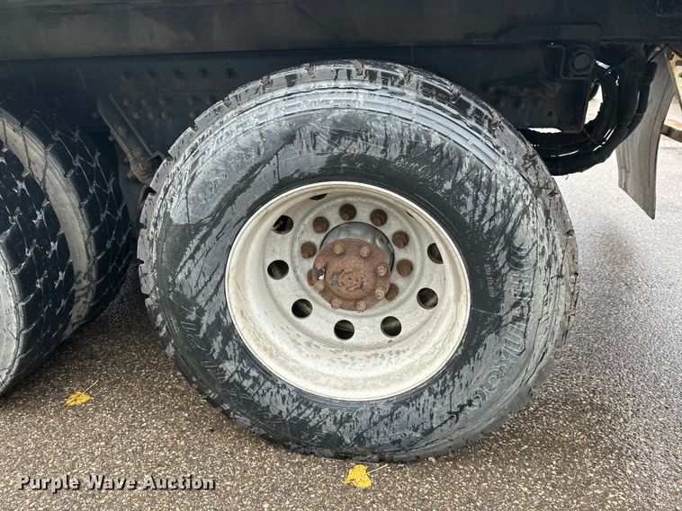 image for item EL0067 2008 Peterbilt PB320 refuse truck