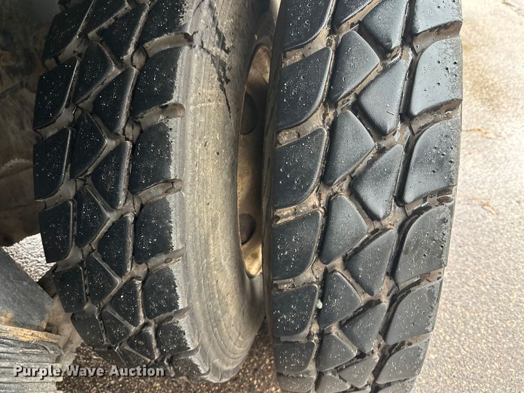 image for item EL0067 2008 Peterbilt PB320 refuse truck