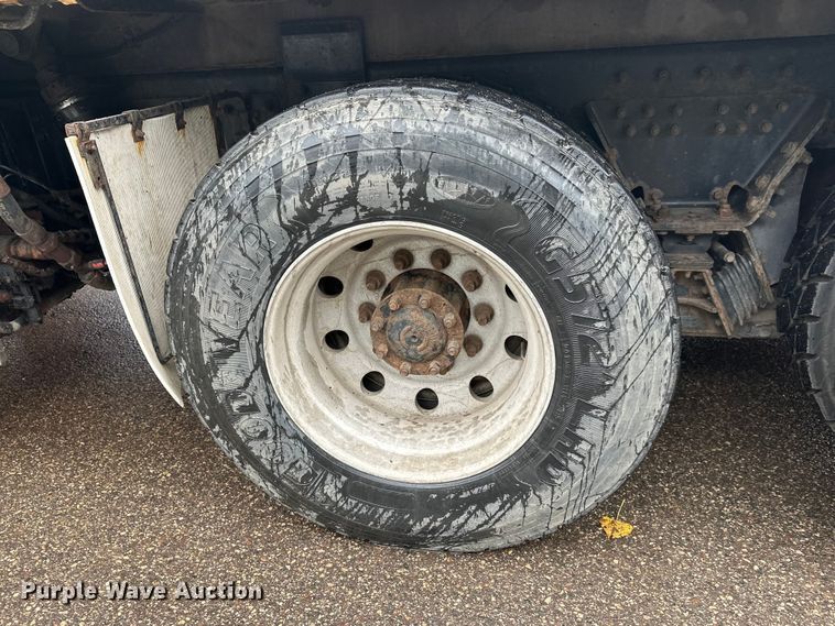 image for item EL0067 2008 Peterbilt PB320 refuse truck