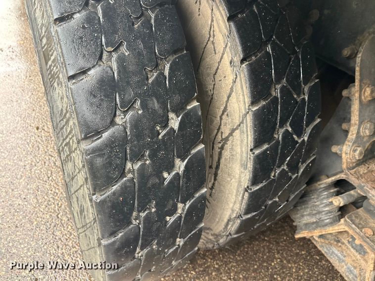 image for item EL0067 2008 Peterbilt PB320 refuse truck