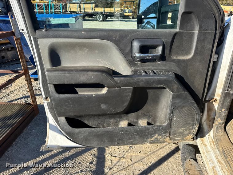 image for item EN0709 2017 GMC Sierra 2500HD Double Cab pickup truck